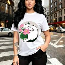 Camiseta de mujer con estampado de gato blanco durmiendo entre flores de loto rosas y hojas verdes - camiseta casual de manga corta con ajuste cómodo y estilo urbano relajado, perfecta para paseos por la ciudad, compras o reuniones casuales en el cen - Blanco - Ver 1