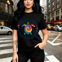 Camiseta de mujer con estampado de tortuga marina en arcoíris y frase "BE COMFORTABLE IN YOUR OWN SHELL" - diseño casual con silueta cómoda y estilo urbano vibrante, ideal para paseos por la ciudad, días soleados o salidas relajadas - regalo perfecto - Negro - Ver 10