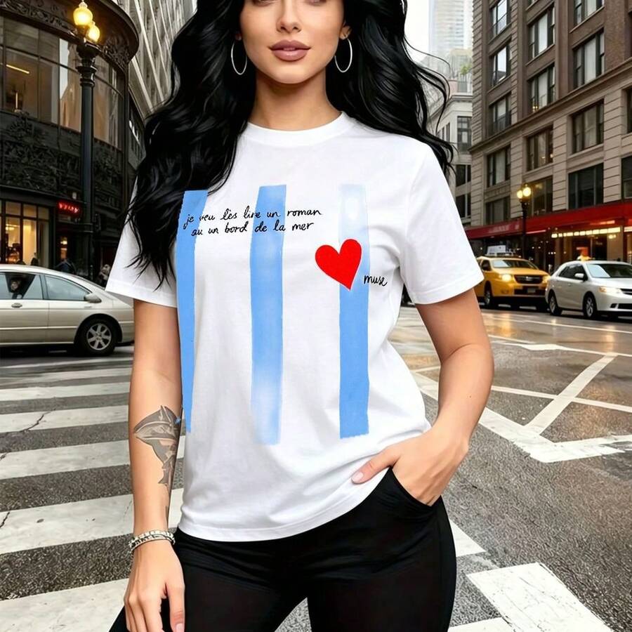 Camiseta de mujer con estampado urbano de chica con tatuaje geométrico y corazón rojo sobre rayas azules - camiseta casual de manga corta con ajuste cómodo y moderno, estilo callejero para caminar por la ciudad o ir a cenar - regalo perfecto para mam - Blanco - Ver 1