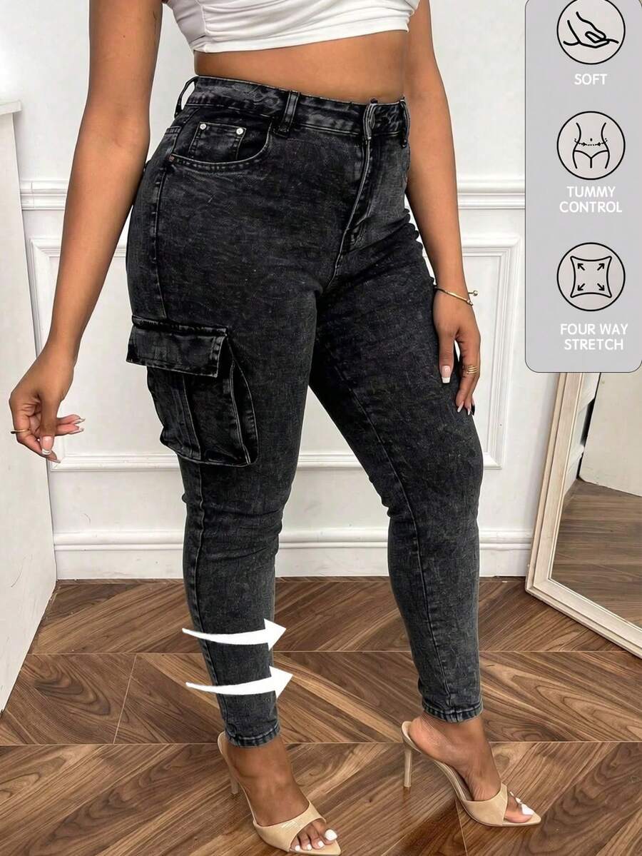 Curvy size jeans ajustados de mezclilla con bolsillos de trabajo - negro y gris - Ver 1