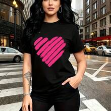 Camiseta de mujer con estampado de chica urbana con cabello ondulado y diseño de corazón rosa vibrante en trazos diagonales - camiseta casual de manga corta, ajuste cómodo y elegante, estilo moderno y atrevido para la ciudad - ideal para salidas casu - Negro - Ver 9