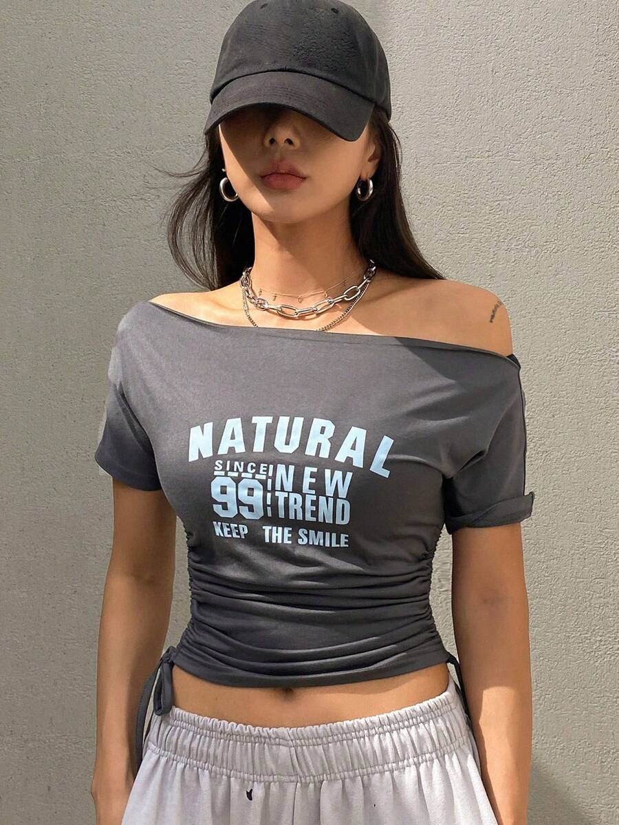 Top corto con estampado de eslogan, cuello asimétrico, moda deportiva para mujer en verano, camiseta gráfica con hombros descubiertos - Gris - Ver 1