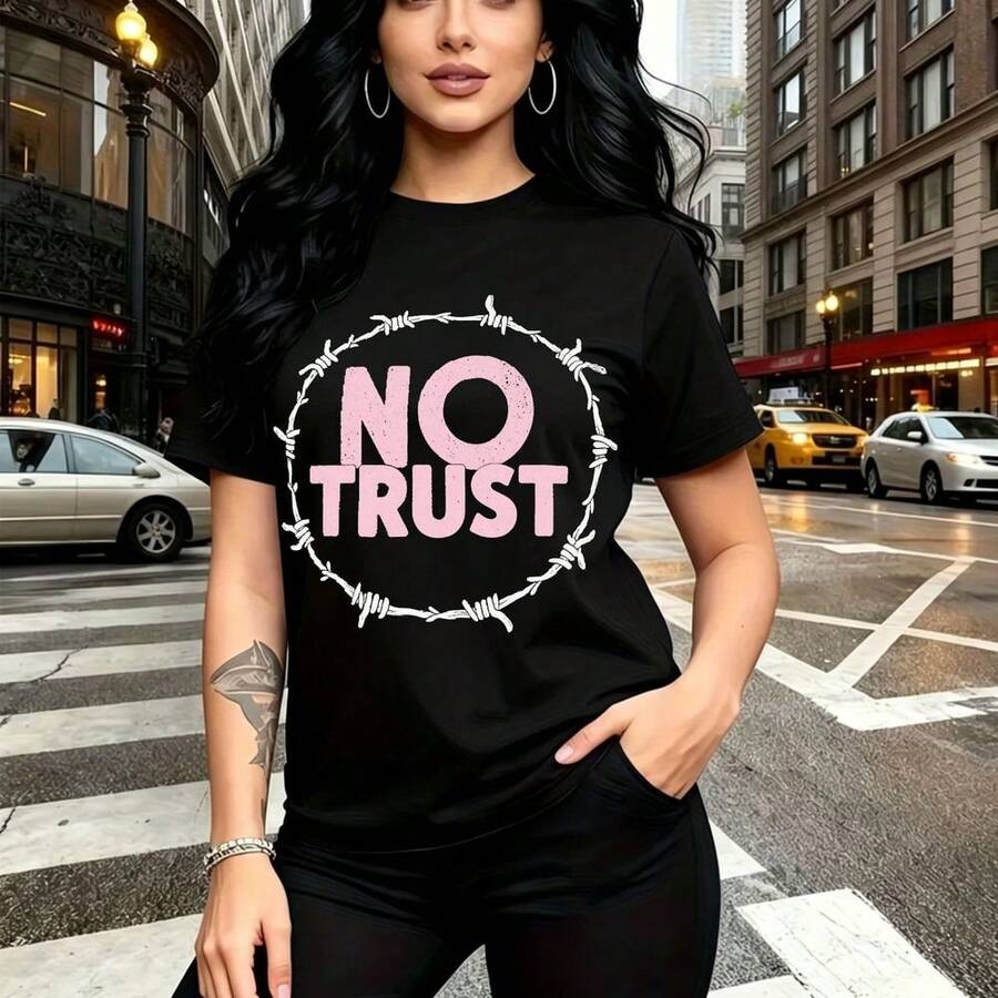 Camiseta de mujer con estampado gráfico "NO TRUST" en letras rosas y alambre de púas - diseño urbano rebelde, ajuste cómodo y casual para uso diario - ideal para paseos por la ciudad, fiestas de cumpleaños, Día de la Madre, Día de las Madres y regalo - Negro - Ver 1