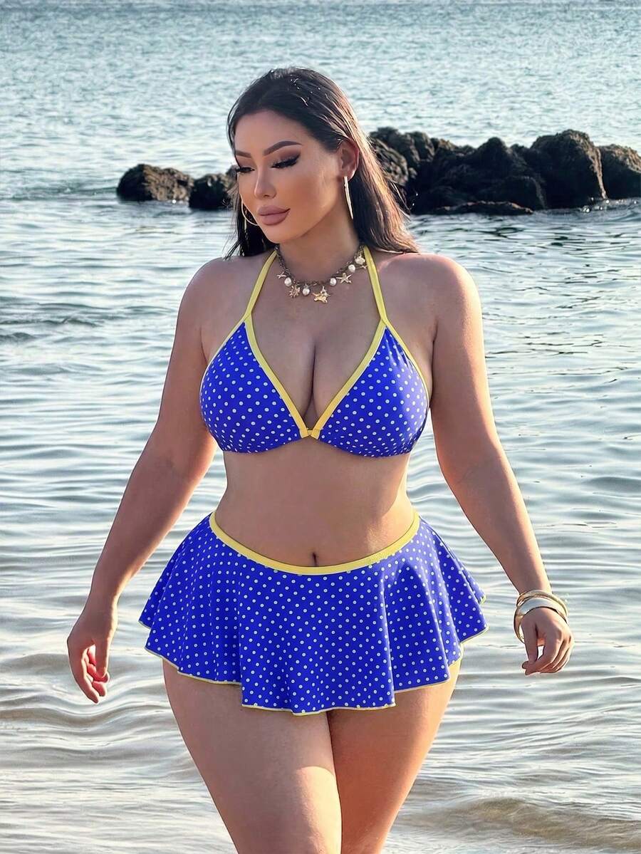 Swim Conjunto de traje de baño de 2 piezas para mujer de talla: Top con tirantes finos con estampado de lunares y Bottom de bikini con volantes en contraste - Azul - Ver 1