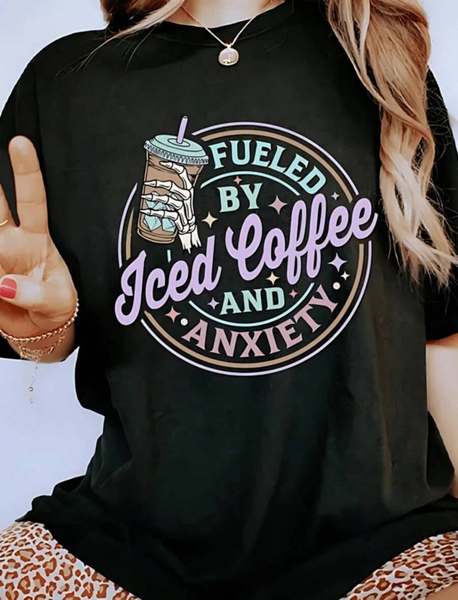Camiseta de Verano Fresca y Sencilla con Cuello Redondo, Estampado "GEM Fueled By Iced Coffee And Anxiety", Camiseta "Iced Coffee Mama", Camiseta con Estampado Gráfico "Anxiety Mom", Camiseta Viral Unisex de Manga Corta de Tela Suave para Mamá, Camiseta suave, casual y versátil. - Negro - Ver 1