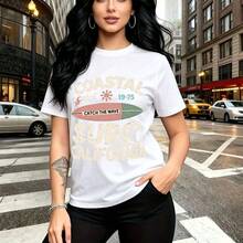 Camiseta de mujer con estampado retro "Coastal Catch the Wave Surf California" y tablas de surf rosa y verde - diseño urbano con tipografía arqueada, ajuste cómodo y fresco, estilo casual para el día a día en la ciudad - regalo perfecto para mamá, es - Blanco - Ver 11