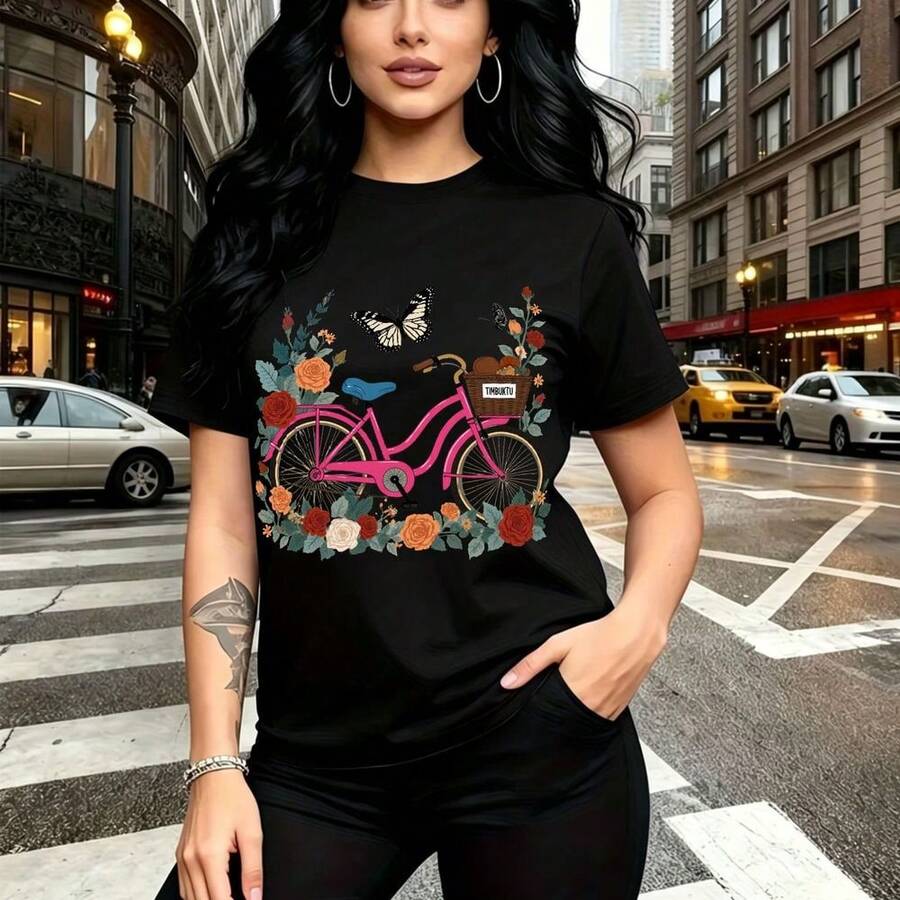 Camiseta de mujer con estampado vibrante de bicicleta rosa rodeada de flores naranjas, rojas y azules, hojas verdes, pájaro y mariposa - camiseta casual de manga corta con cuello redondo, ajuste cómodo y fresco ideal para el clima cálido - estilo urb - Negro - Ver 1
