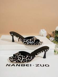 NANBEI ZUO 度假季婚禮活動 春夏優雅時尚 百搭方頭小貓跟 黑色豹紋漆皮穆勒鞋 開趾經典款 女款高跟涼鞋 - 黑色豹紋 - 查看 3