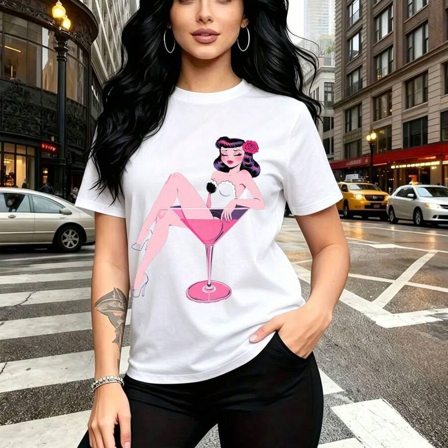 Camiseta de mujer con estampado de chica pin-up recostada en copa de cóctel rosa - camiseta casual de cuello redondo, ajuste cómodo y elegante, estilo urbano y atrevido - ideal para paseos por la ciudad, salidas casuales y regalo perfecto para mamá, - Blanco - Ver 1