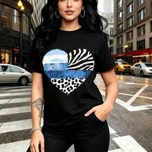 Camiseta de mujer con estampado de corazón dividido en cielo azul, rayas de cebra y estampado de leopardo sobre fondo azul - camiseta casual de manga corta con ajuste cómodo y moderno, estilo urbano ideal para pasear por la ciudad o salir con amigas - Negro - Ver 8