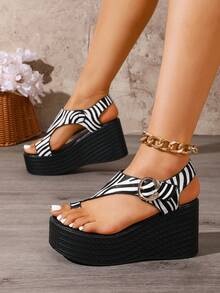 Black & White Pattern Toe Cap + Thick Sole Comfortable Height-Increasing Wedge Sandals With Metal Buckle, Versatile Fashionable Style For Outdoor, Vacation, Daily Wear And Commuting - Black and White - View 4