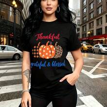 Camiseta de mujer con estampado otoñal "Thankful" y calabazas festivas en naranja, negro y dorado - diseño casual con frase "grateful & blessed", ajuste cómodo y estilo urbano ideal para paseos por la ciudad o celebraciones de Día de Muertos - regalo - Negro - Ver 11