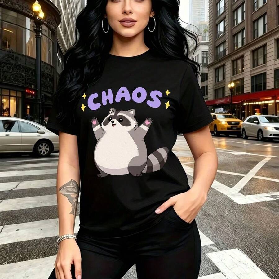 Camiseta de mujer con estampado gráfico de mapache "CHAOS" y letras púrpuras - camiseta casual de manga corta con diseño divertido y urbano, ajuste cómodo y moderno ideal para paseos por la ciudad o salidas informales - regalo perfecto para mamá, esp - Negro - Ver 1