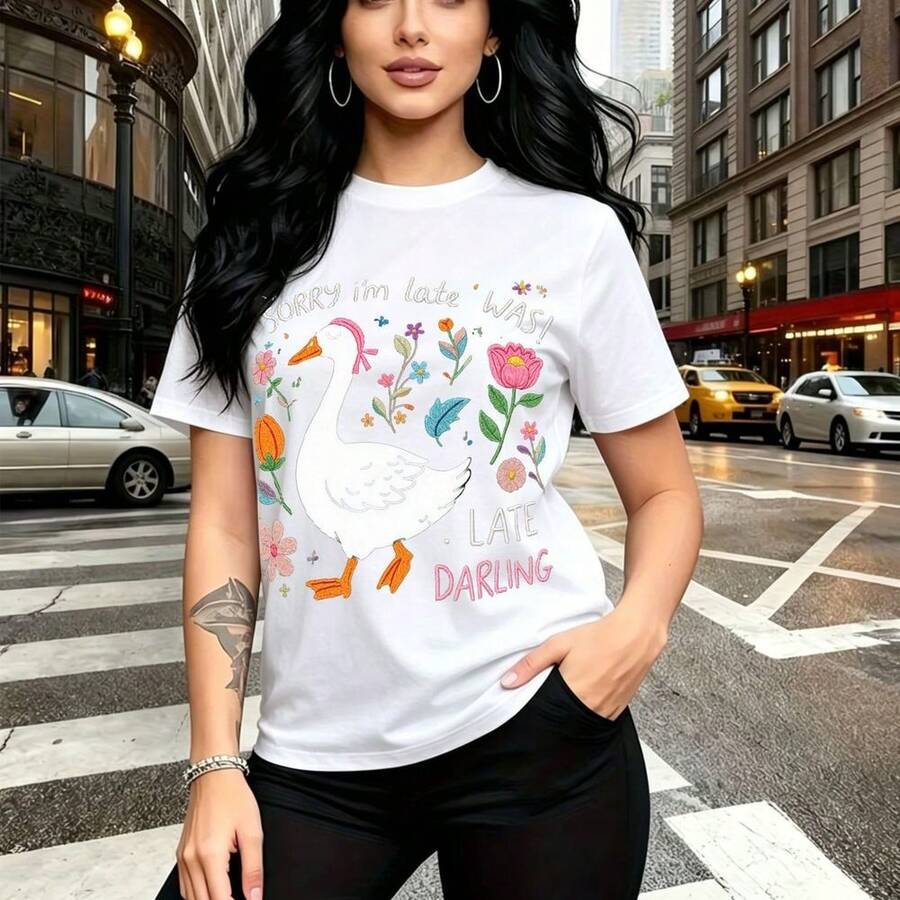Camiseta de mujer con estampado de ganso blanco rodeado de flores coloridas y texto divertido "SORRY I'm late WASI LATE DARLING" - camiseta casual de manga corta, ajuste cómodo y estilo urbano moderno - ideal para paseos por la ciudad, días de lluvia - Blanco - Ver 1