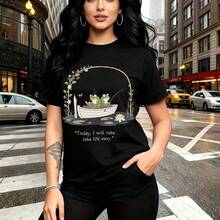 Camiseta de mujer con estampado de dos ranas verdes en bote entre nenúfares y frase "Hoy viviré tranquila" - diseño bohemio con arco floral, ajuste cómodo y estilo urbano relajado - ideal para paseos por la ciudad, días de descanso o regalo perfecto - Negro - Ver 7