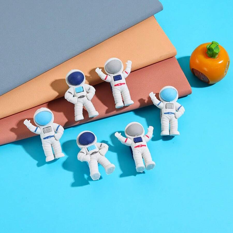 4pcs Creative Astronaut Shaped Erasers - Random Style - Clean Smudge-Free Student Stationery, Prize Decor