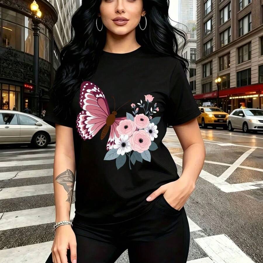Camiseta de mujer con estampado vibrante de mariposa rosa y flores delicadas en fondo urbano - camiseta casual de manga corta con cuello redondo, ajuste cómodo y moderno que combina estilo callejero con toque femenino - ideal para paseos por la ciuda - Negro - Ver 1