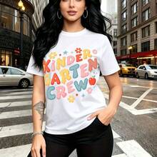 Camiseta de mujer con estampado divertido "KINDERGARTEN CREW" en colores vibrantes y motivos florales - camiseta holgada de cuello redondo, ajuste cómodo y fresco para el clima cálido, estilo urbano casual - ideal para paseos por la ciudad, reuniones - Blanco - Ver 10