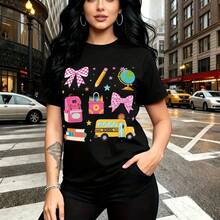 Camiseta de mujer con estampado colorido estilo escolar y papelería, incluye mochila rosa, autobús amarillo y lápiz - camiseta casual de manga corta con cuello redondo, ajuste cómodo y fresco para el clima cálido - ideal para paseos urbanos, compras - Negro - Ver 1