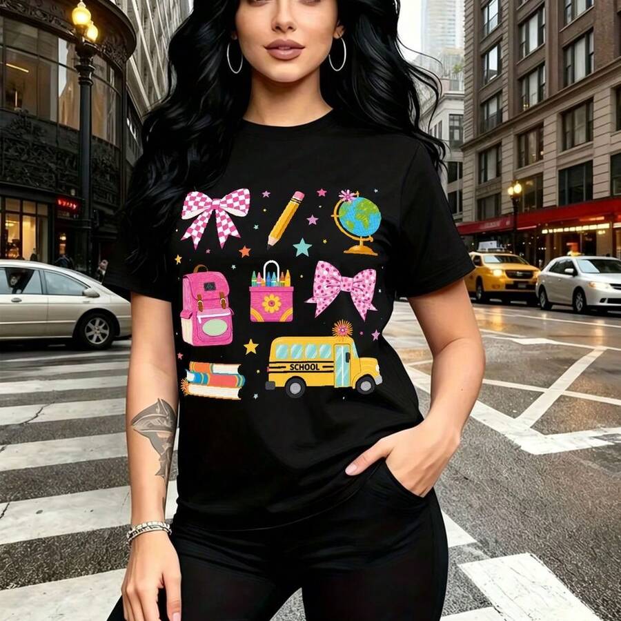 Camiseta de mujer con estampado colorido estilo escolar y papelería, incluye mochila rosa, autobús amarillo y lápiz - camiseta casual de manga corta con cuello redondo, ajuste cómodo y fresco para el clima cálido - ideal para paseos urbanos, compras - Negro - Ver 1