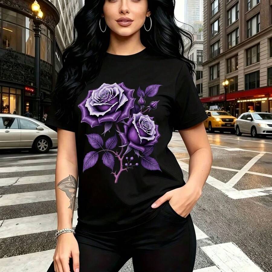 Camiseta de mujer con estampado de dos rosas púrpuras y espinas verdes en cuello redondo, diseño gráfico grande y moderno - ajuste cómodo y fresco para el clima cálido, estilo urbano casual perfecto para pasear por la ciudad o salir con amigas - rega - Negro - Ver 1