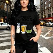 Camiseta de mujer con estampado divertido "The Three Amigos" sal, cerveza y lima - diseño gráfico urbano de cuello redondo, ajuste cómodo y fresco, estilo casual para ciudad y viajes - regalo perfecto para mamá, esposa, novia, hermana mayor y hermana - Negro - Ver 11
