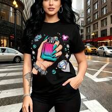 Camiseta de mujer con estampado gráfico vibrante de mano sosteniendo botella de perfume con gemas y destellos en tonos azul, rosa y morado - camiseta casual de manga corta con ajuste cómodo y estilo urbano moderno - ideal para pasear por la ciudad, e - Negro - Ver 1