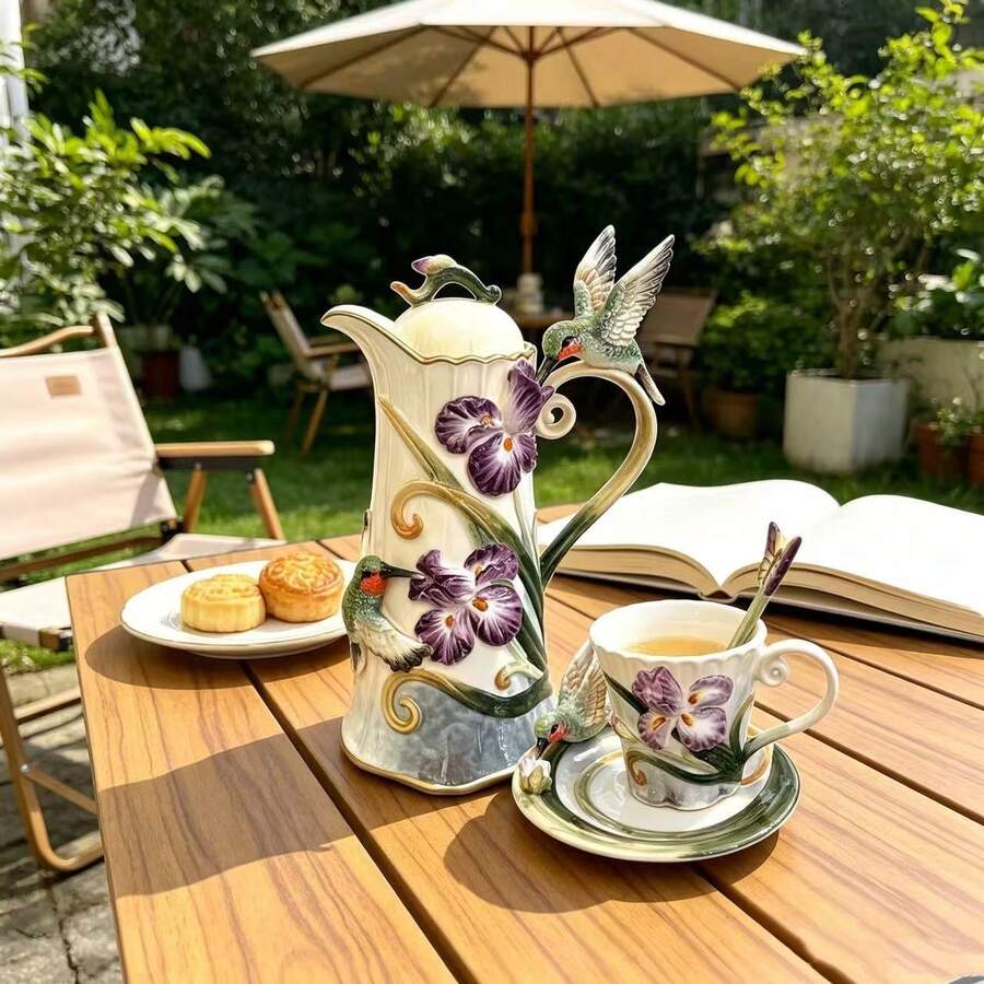 3D 浮雕蜂鳥與鳶尾花陶瓷茶具組,手繪精緻下午茶套裝,含茶壺、茶杯、茶碟及蝴蝶湯匙 - 彩色 - 查看 1