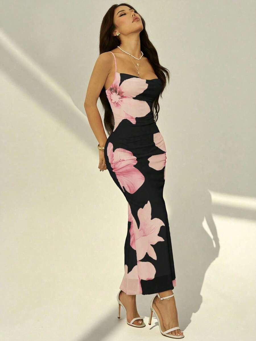 PETITE Vestido con tirantes de escote bajo y estampado floral rosa para estilizar la figura de mujer. Conjunto elegante y sexy para las vacaciones de verano - Multicolor 2 - Ver 1