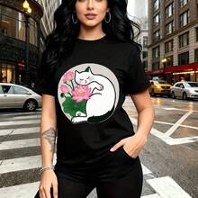 Camiseta de mujer con estampado de gato blanco durmiendo entre flores de loto rosas y hojas verdes - camiseta casual de manga corta con ajuste cómodo y estilo urbano relajado, perfecta para paseos por la ciudad, compras o reuniones casuales en el cen - Negro - Ver 9