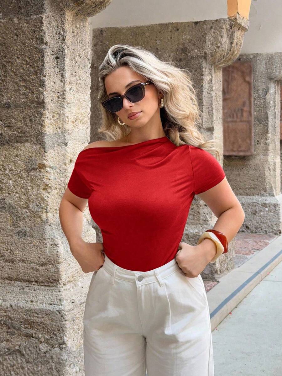 Camiseta de manga corta con hombros asimétricos, ajuste ceñido y unicolor elegante para mujer, para el verano - Rojo - Ver 1