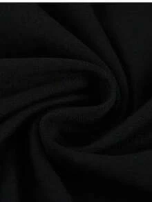 Ropa casual de calle que presenta una camiseta negra de manga corta adornada con un gráfico de una mujer vintage y la frase 'Wonder Who Girl' para uso diario. - Negro - Ver 6