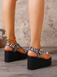 Black & White Pattern Toe Cap + Thick Sole Comfortable Height-Increasing Wedge Sandals With Metal Buckle, Versatile Fashionable Style For Outdoor, Vacation, Daily Wear And Commuting - Black and White - View 7