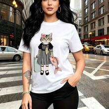 Camiseta de mujer con estampado de gato antropomórfico elegante con vestido a rayas y lazo rosa, diseño urbano y divertido para la ciudad - camiseta casual de manga corta con ajuste cómodo y estilo moderno - ideal para paseos por la calle, salidas co - Blanco - Ver 1