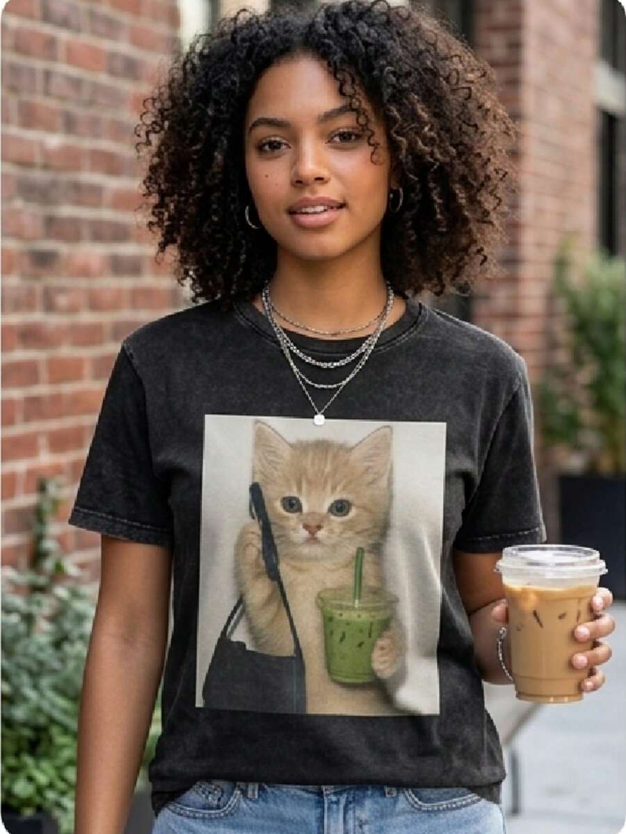 T-Shirt Featuring A Humorous Fruit Cat And Drink Design, Suitable For Both Men And Women. This Family-Friendly Shirt Makes A Great Gift And Offers A Regular Fit With Comfortable, Stretchy Fabric For Year-Round Wear - màu đen - Xem 1