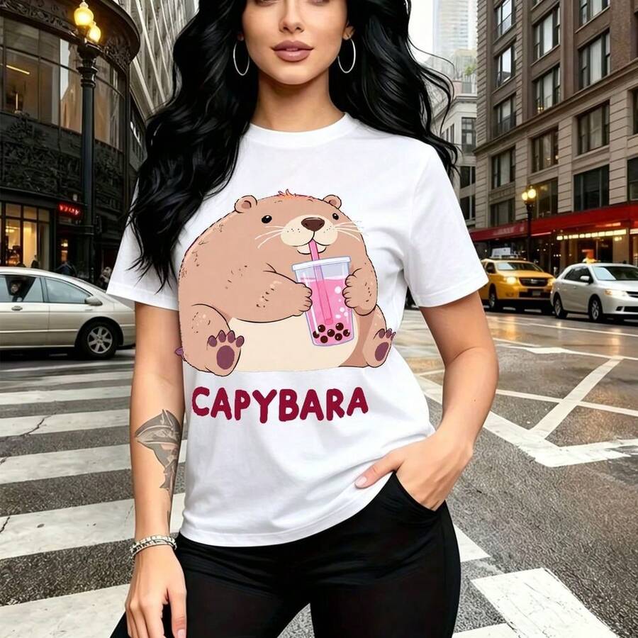 Camiseta de mujer con estampado de capibara bebiendo bubble tea y texto "CAPYBARA" - camiseta casual de cuello redondo, ajuste cómodo y estilo urbano divertido - ideal para paseos por la ciudad, salidas con amigas y regalo perfecto para mamá, esposa, - Blanco - Ver 1