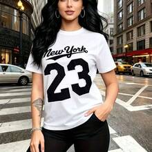 Camiseta de mujer con estampado urbano "New York 23" en blanco y negro, diseño moderno con letras grandes y número deportivo - camiseta casual de manga corta con cuello redondo, ajuste cómodo y fresco ideal para el calor mexicano - perfecta para pase - Blanco - Ver 1