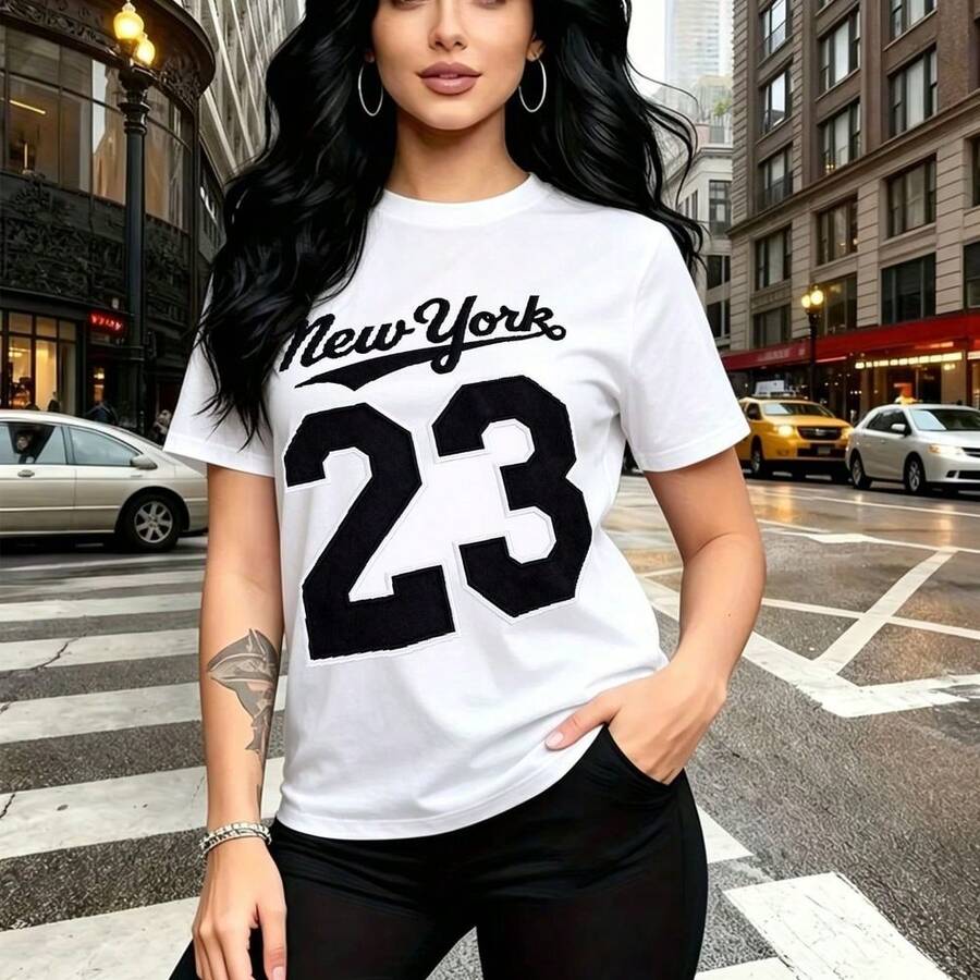 Camiseta de mujer con estampado urbano "New York 23" en blanco y negro, diseño moderno con letras grandes y número deportivo - camiseta casual de manga corta con cuello redondo, ajuste cómodo y fresco ideal para el calor mexicano - perfecta para pase - Blanco - Ver 1