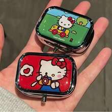 Caja de almacenamiento plana dividida de dibujos animados Sanrio Hello Kitty, almacenamiento portátil de aretes con espejo incorporado, caja portátil mini linda a prueba de humedad y sellada, adecuada para viajes y uso al aire libre, tema de dibujos animados divertido, a prueba de humedad y sellada, fácil y rápida de abrir, diseño de múltiples compartimentos, adecuada para viajes y almacenamiento de medicamentos, caja dispensadora de pastillas portátil mini para tres comidas al día, sellada a prueba de humedad con 2 compartimentos - Caja de almacenamiento de pastillas de moda, portátil para viajes y uso diario - Regalo ideal para mujeres, hombres o ideas creativas únicas, caja de pastillas - Ver 1