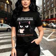 Camiseta de mujer con estampado de gato negro con ojos blancos sosteniendo taza de café y texto en alemán "IHR KÖNT KONT ALLE WIEDER RAUSKOMMEN" - camiseta casual de manga corta, ajuste cómodo y estilo urbano con toque humorístico e irónico sobre el - Negro - Ver 10