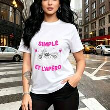 Camiseta de mujer con estampado de chica moderna con moto clásica y copas de vino y frase en francés "Je suis une fille simple" - camiseta casual de manga corta, ajuste cómodo y estilo urbano alternativo - ideal para paseos por la ciudad, salidas con - Blanco - Ver 1