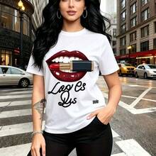 Camiseta de mujer con estampado de labios rojos brillantes mordiendo tubo de labial dorado y negro con texto "Love Is" - camiseta casual de manga corta, ajuste cómodo y moderno, estilo urbano y atrevido para la ciudad - ideal para paseos por la calle - Blanco - Ver 8