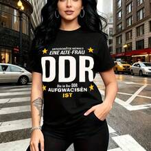 Camiseta de mujer con estampado gráfico en alemán "UNTERSCHÄTZT NIEMALS EINE ALTE FRAU DDR" y estrellas amarillas, diseño retro con mensaje empoderador para mujeres mayores, ajuste cómodo de manga corta y cuello redondo, estilo urbano casual ideal pa - Negro - Ver 7