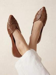 Women's Pointed-Toe Flat Shoe With Intertwined Embellishment, Caramel Color | Leticia - Comfortable, Casual, Work. - 駝色 - 查看 9