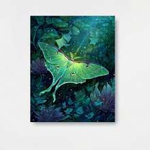 Póster de pintura en lienzo enmarcado plano 2D, decoración del hogar, arte de pared, polilla luna verde brillante con ocelotes descansando entre follaje oscuro y luciérnagas, adecuado para sala de estar, dormitorio, oficina, decoración de arte de pared interior, regalo creativo perfecto, regalo - Enmarcado - Ver 1