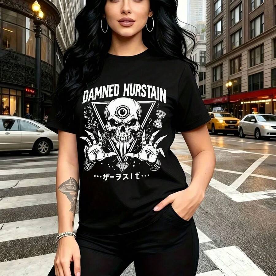 Camiseta de mujer con estampado gótico moderno de calavera de un ojo y texto "DAMNED HURSTAIN" con símbolos orientales - camiseta casual de manga corta, ajuste cómodo y estilo urbano rebelde para el clima nublado - ideal para paseos por la ciudad, sa - Negro - Ver 1