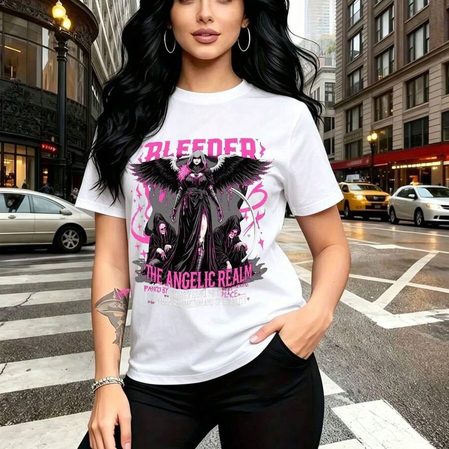 Camiseta de mujer con estampado gráfico "BLEEDER THE ANGIC REALM" y figura alada con espada, diseño alternativo rosa y morado - camiseta casual de cuello redondo, ajuste cómodo y moderno, estilo urbano rebelde - ideal para paseos por la ciudad, fiest - Blanco - Ver 1