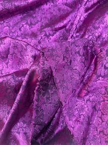 1 tấm vải gấm jacquard hoa màu tím, chất liệu dệt cao cấp với họa tiết hoa nổi, mềm mại, thoáng khí, thích hợp cho trang phục dạ hội, váy, khăn trải bàn, rèm cửa, trang trí nhà cửa sang trọng và đa năng cho các dự án may vá DIY. - 1 - Xem 9