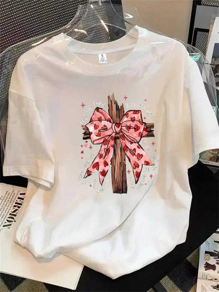 Top de mujer de manga corta y cuello redondo con estampado de lazos rosas y corazones rojos brillantes, ideal para todas las estaciones. - Blanco - Ver 1