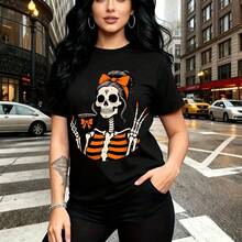 Camiseta de mujer con estampado de chica esqueleto divertida en traje a rayas naranja y negro sosteniendo taza de Halloween - camiseta casual de manga corta con ajuste cómodo y estilo urbano ideal para días nublados, salidas por la ciudad y regalo pe - Negro - Ver 10